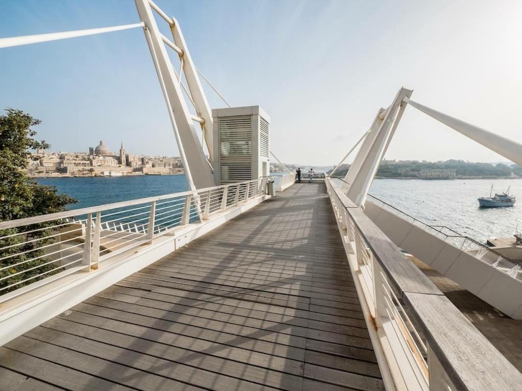 Modern Seaview Apartment In A Prime Location Слима Екстериор снимка
